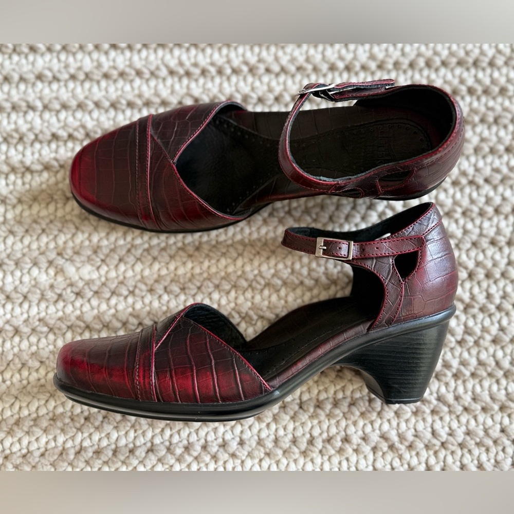 DANSKO Roxy Burgundy Croc Embossed Mary
Jane‎ Women’s Size 39 EU Classic Elegant